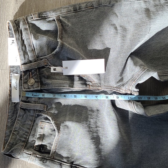 Kancan *NWT* MOM Jeans high waist relaxed thigh tapered leg patch detail Sz 24 - Picture 13 of 13